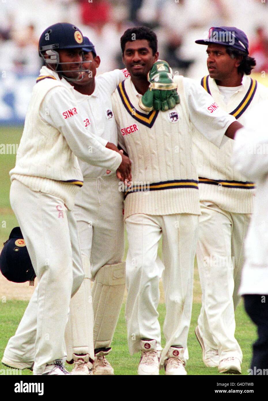 Muttiah Muralitharan, le joueur de spin sri lankais (sans chapeau), est  félicité par ses coéquipiers après avoir pris le cricket de Darren Gough en  Angleterre aujourd'hui (lundi) et de se placer dans