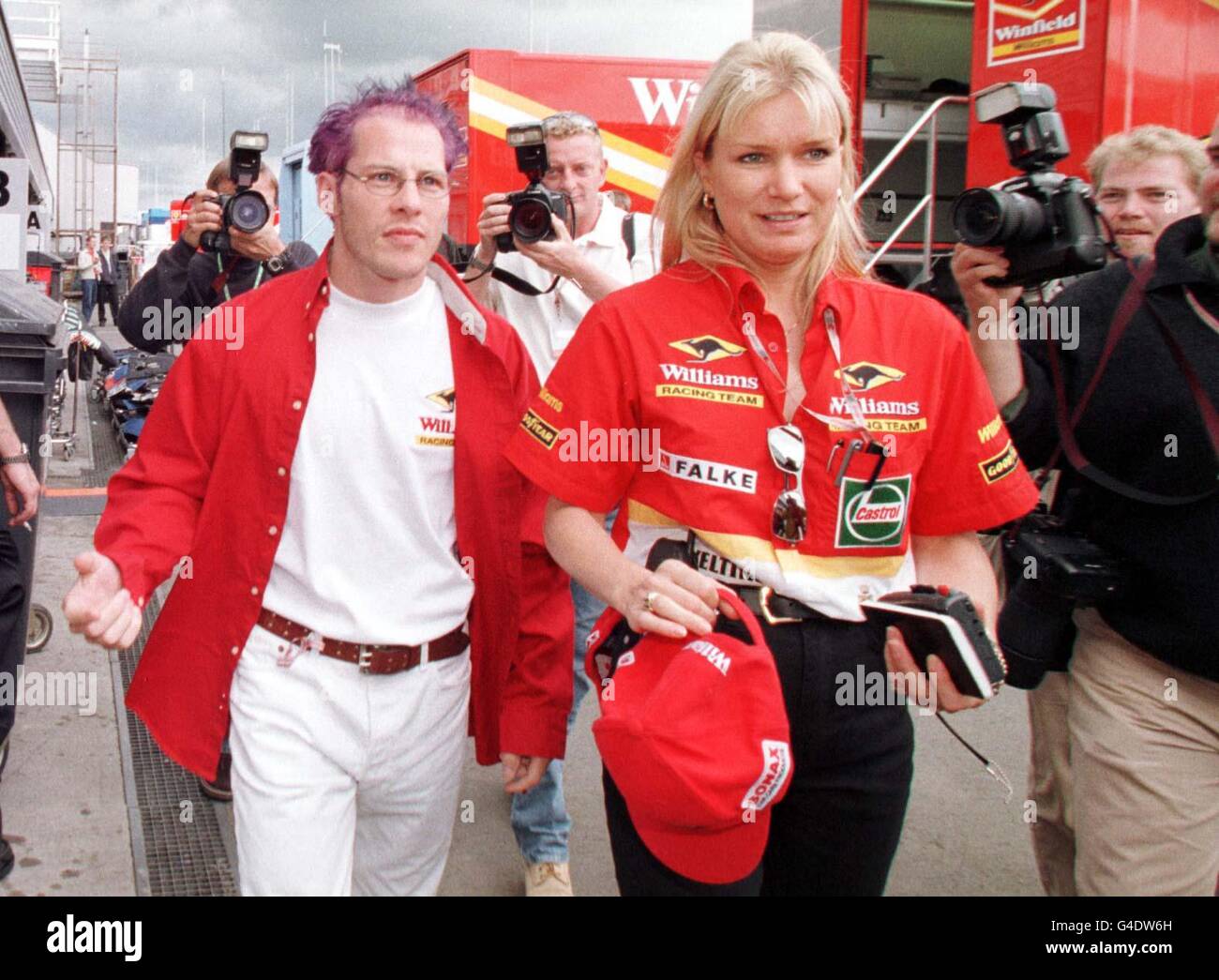 Jacques Villeneuve montre aujourd'hui (jeudi) sa nouvelle couleur de cheveux à Silverstone, alors qu'il se prépare pour le Grand Prix de Grande-Bretagne dimanche. PHOTO OWEN HUMPHREYS/PA Banque D'Images