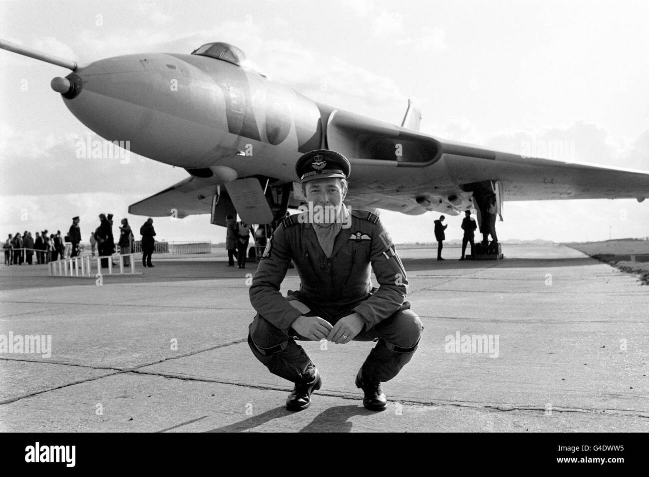 Peter Stannard, chef de l'escadron, sur la piste de l'Impériale Musée de la guerre à Duxford après avoir pris l'avion de l'Avro Vulcan lui au musée pour la retraite Banque D'Images