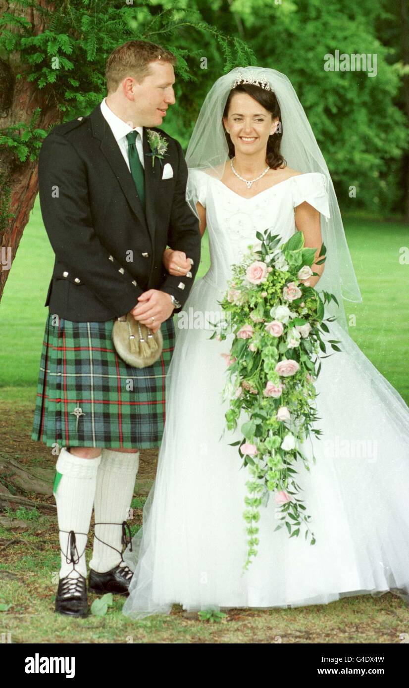 Le rugby international écossais Andy Nicol avec sa nouvelle femme Janet McGregor après la cérémonie de mariage d'aujourd'hui (vendredi) à l'hôtel Norton d'Édimbourg.La moitié de la mêlée née à Dundee a été plafonnée 10 fois pour son pays et a été capitaine de son équipe, une fois contre l'Australie l'année dernière.L'homme de 27 ans est également capitaine de Bath.Photo de David Cheskin /PA. Banque D'Images