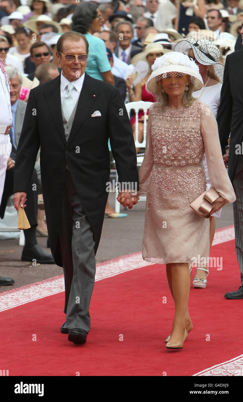 Roger Moore et son épouse Kristina arrivent à la place du Palais, Monte Carlo, pour la cérémonie religieuse du mariage de Charlene Wittstock au Prince Albert II de Monaco. APPUYEZ SUR ASSOCIATION photo. Date de la photo: Samedi 2 juillet 2011. Crédit photo à lire: Dominic Lipinski/PA Wire arrive à la place du Palais, Monte Carlo, pour la cérémonie religieuse du mariage de Charlene Wittstock au Prince Albert II de Monaco. APPUYEZ SUR ASSOCIATION photo. Date de la photo: Samedi 2 juillet 2011. Le crédit photo devrait se lire comme suit : Dominic Lipinski/PA Wire Banque D'Images