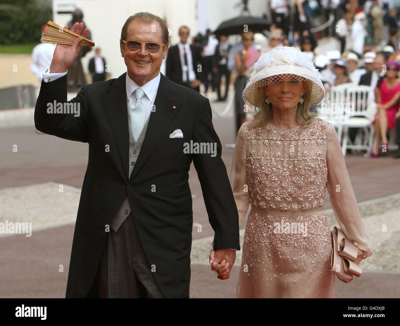 Roger Moore et son épouse Kristina arrivent à la place du Palais, Monte Carlo, pour la cérémonie religieuse du mariage de Charlene Wittstock au Prince Albert II de Monaco. APPUYEZ SUR ASSOCIATION photo. Date de la photo: Samedi 2 juillet 2011. Crédit photo à lire: Dominic Lipinski/PA Wire arrive à la place du Palais, Monte Carlo, pour la cérémonie religieuse du mariage de Charlene Wittstock au Prince Albert II de Monaco. APPUYEZ SUR ASSOCIATION photo. Date de la photo: Samedi 2 juillet 2011. Le crédit photo devrait se lire comme suit : Dominic Lipinski/PA Wire Banque D'Images