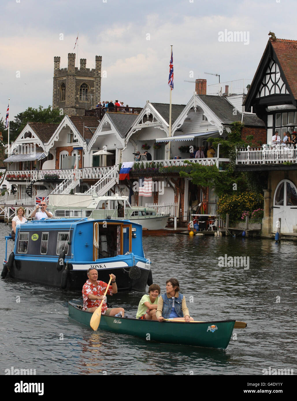 Un petit bateau descend la Tamise pendant la cinquième journée de la régate royale de Henley, Henley-on-Thames. Banque D'Images