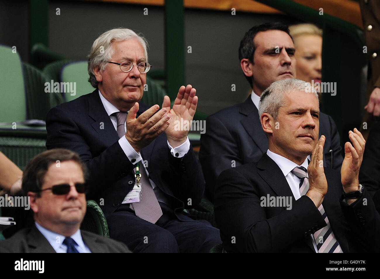 Gouverneur de la Banque d'Angleterre Marvyn King (à gauche) est assis dans la boîte royale sur le court du Centre pendant le treize jour des Championnats de Wimbledon 2011 au All England Lawn tennis and Croquet Club, Wimbledon. Banque D'Images