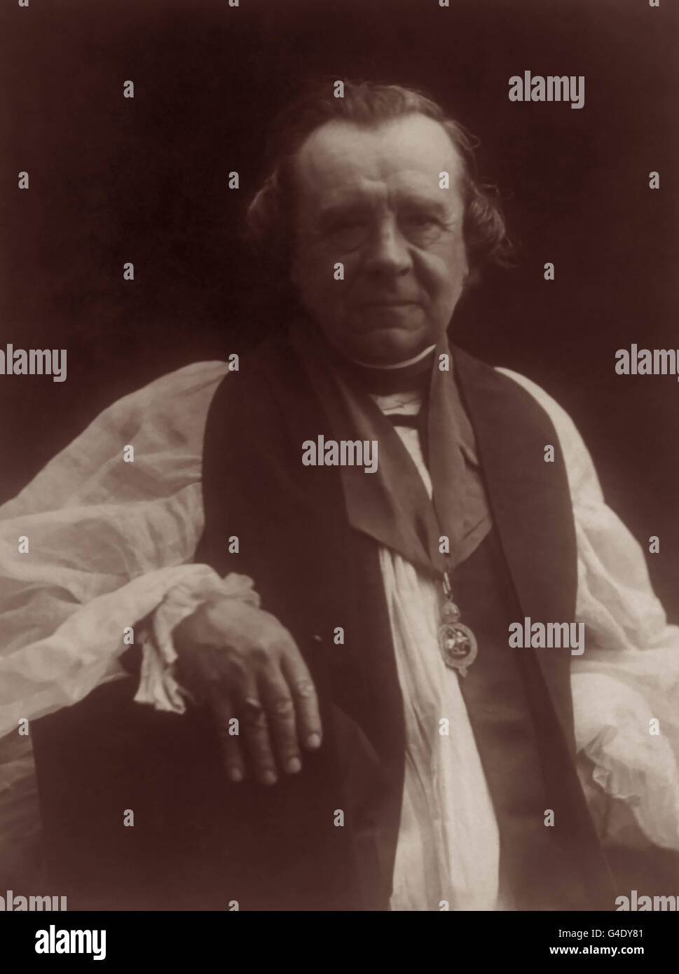 Samuel Wilberforce FRS (1805-1873), Évêque de Winchester (et plus tard évêque d'Oxford), dans un portrait photo de Julia Margaret Cameron fait dans l'eau douce, au Royaume-Uni le 12 août 1871. Samuel Wilberforce était le fils du légendaire abolitionniste William Wilberforce et était peut-être plus célèbre pour avoir débattu de Thomas Henry Huxley (connu sous le nom de 'Darwin's') en 1860 Charles sur la théorie de l'évolution de Darwin. Wilberforce, l'un des plus grands orateurs de son époque, était parfois appelé 'Ssavonneuse Sam', peut-être pour son agilité linguistique, ou laver les mains de son geste, ou peut-être les deux. Banque D'Images