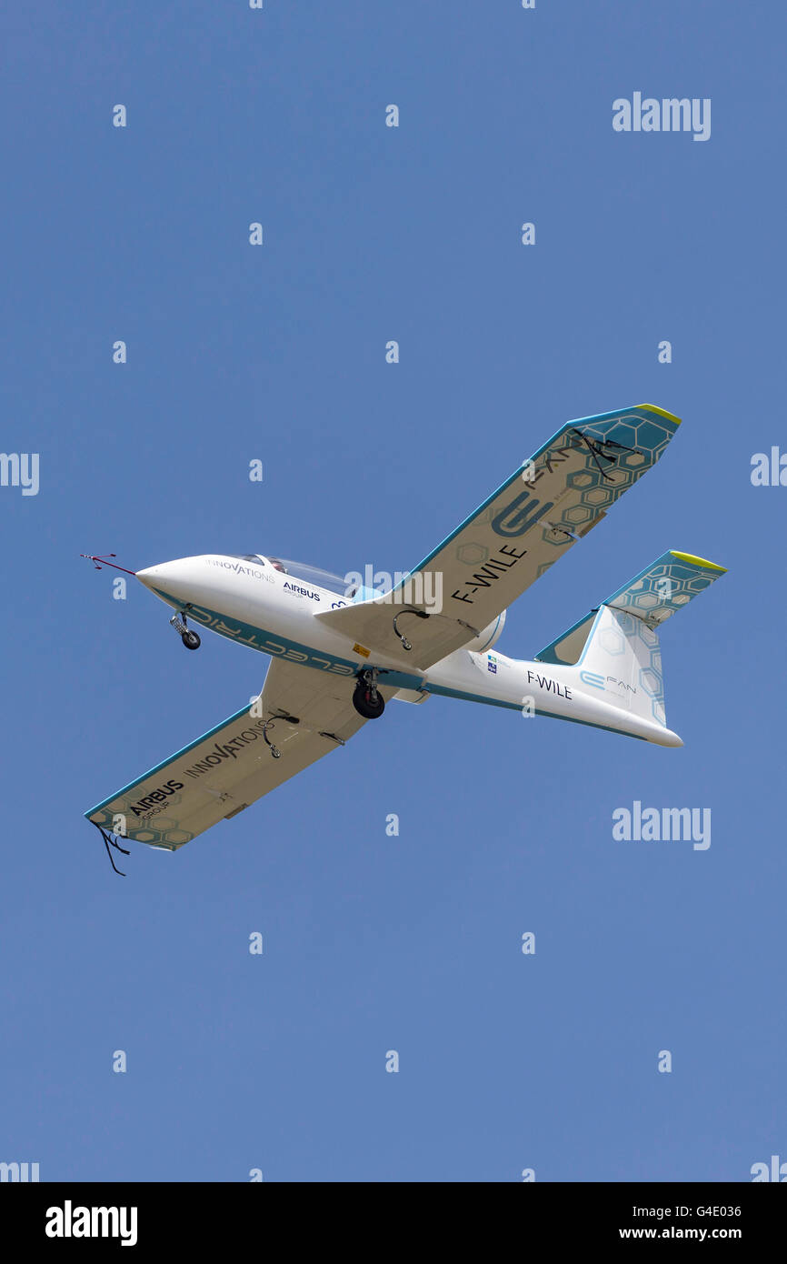 L'Airbus E-Fan est un prototype d'avion électrique mis au point par le Groupe Airbus en démonstration au salon aéronautique de Farnborough. Banque D'Images