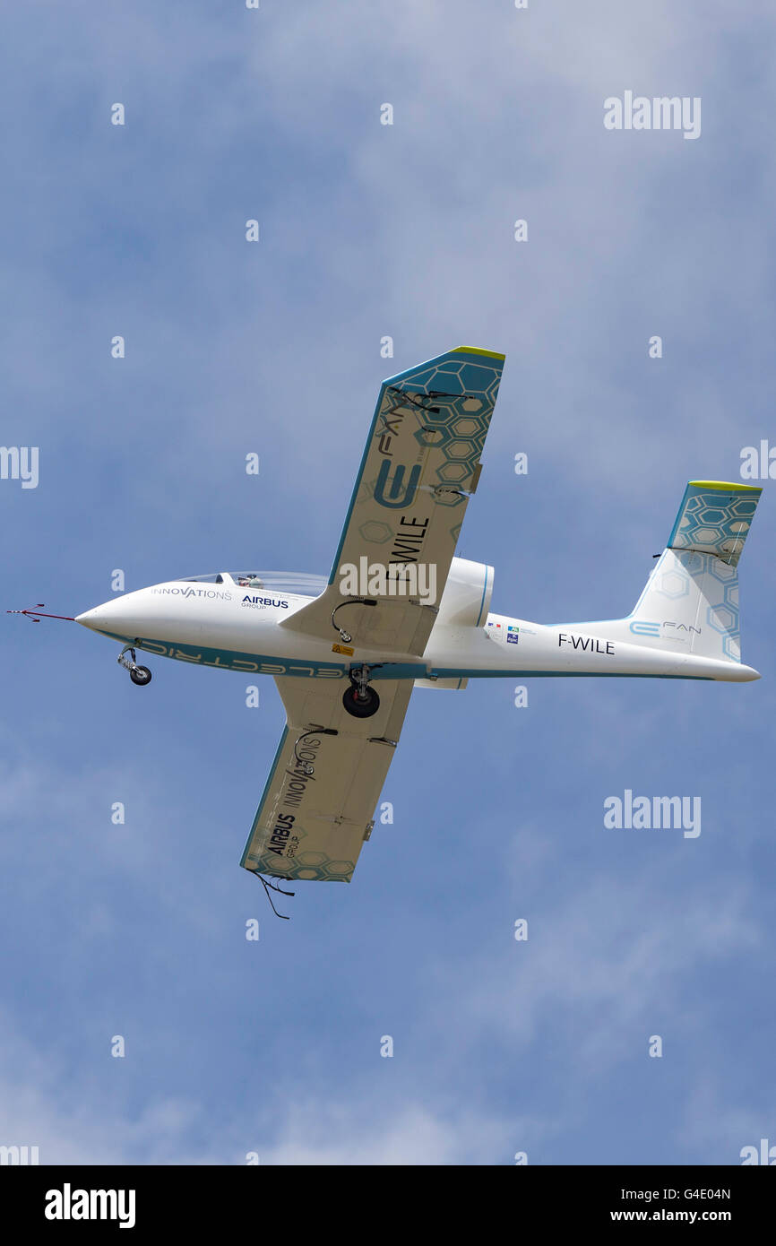 L'Airbus E-Fan est un prototype d'avion électrique mis au point par le Groupe Airbus en démonstration au salon aéronautique de Farnborough. Banque D'Images