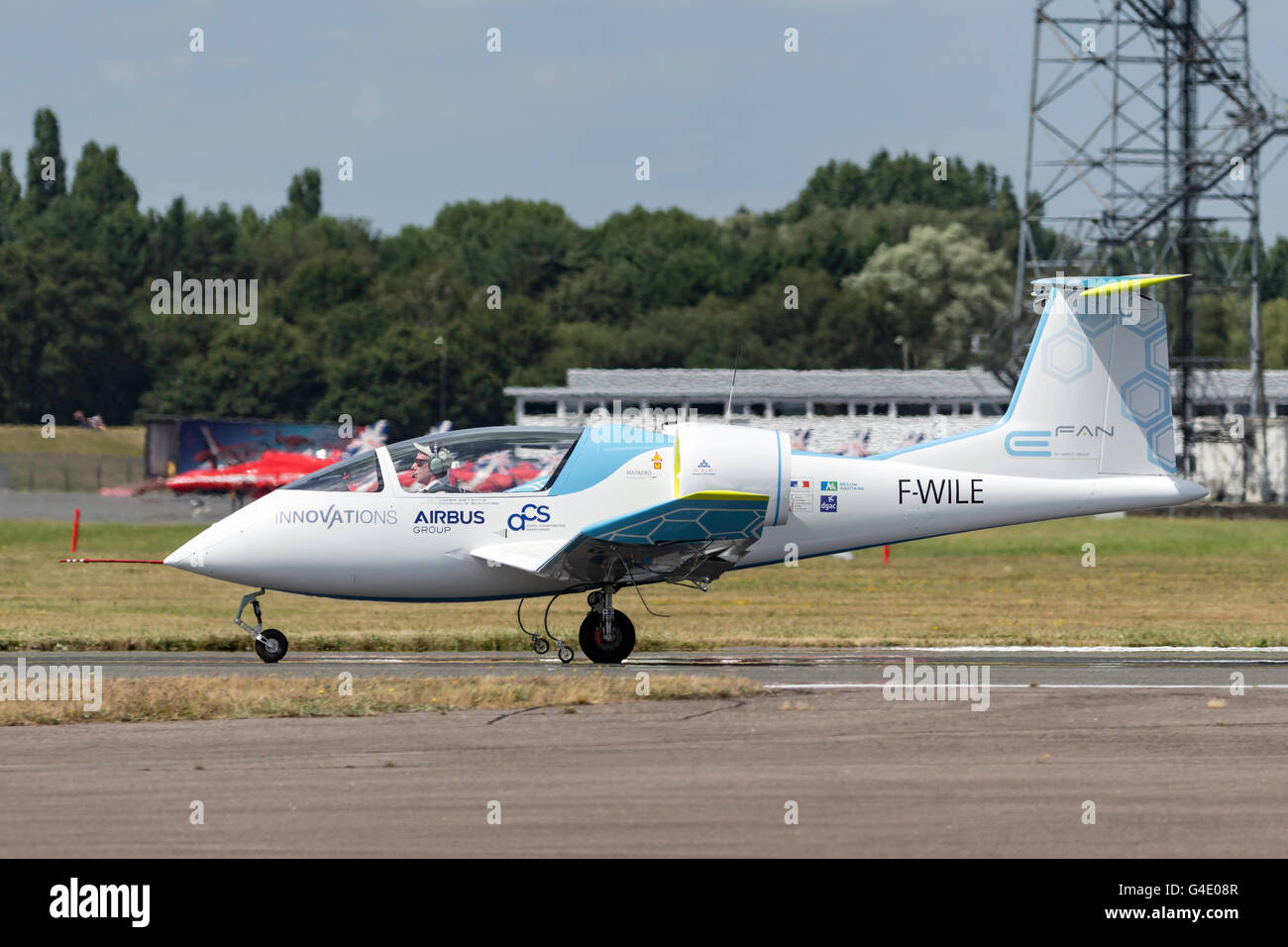 L'Airbus E-Fan est un prototype d'avion électrique mis au point par le Groupe Airbus en démonstration au salon aéronautique de Farnborough. Banque D'Images