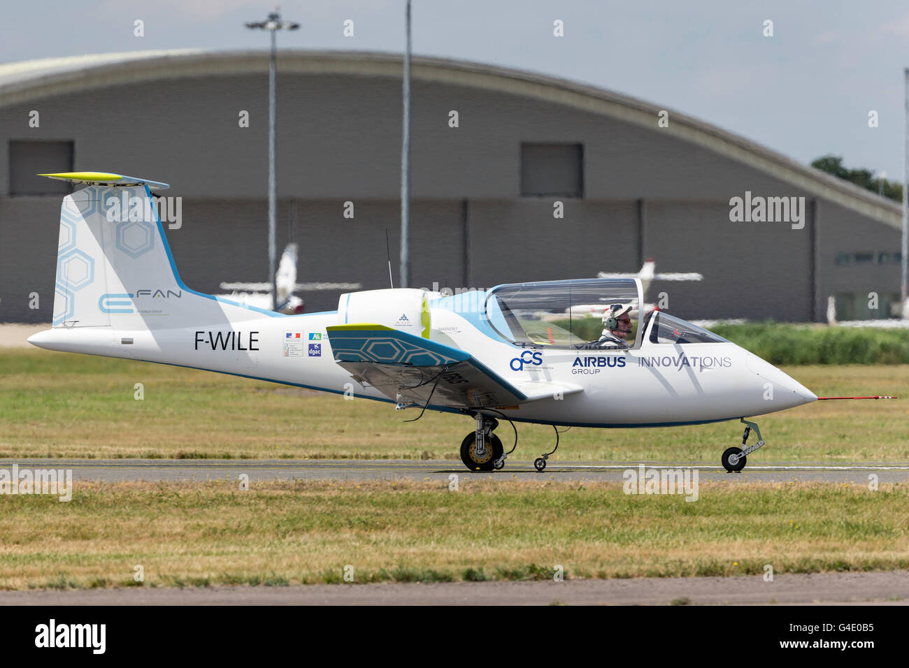 L'Airbus E-Fan est un prototype d'avion électrique mis au point par le Groupe Airbus en démonstration au salon aéronautique de Farnborough. Banque D'Images