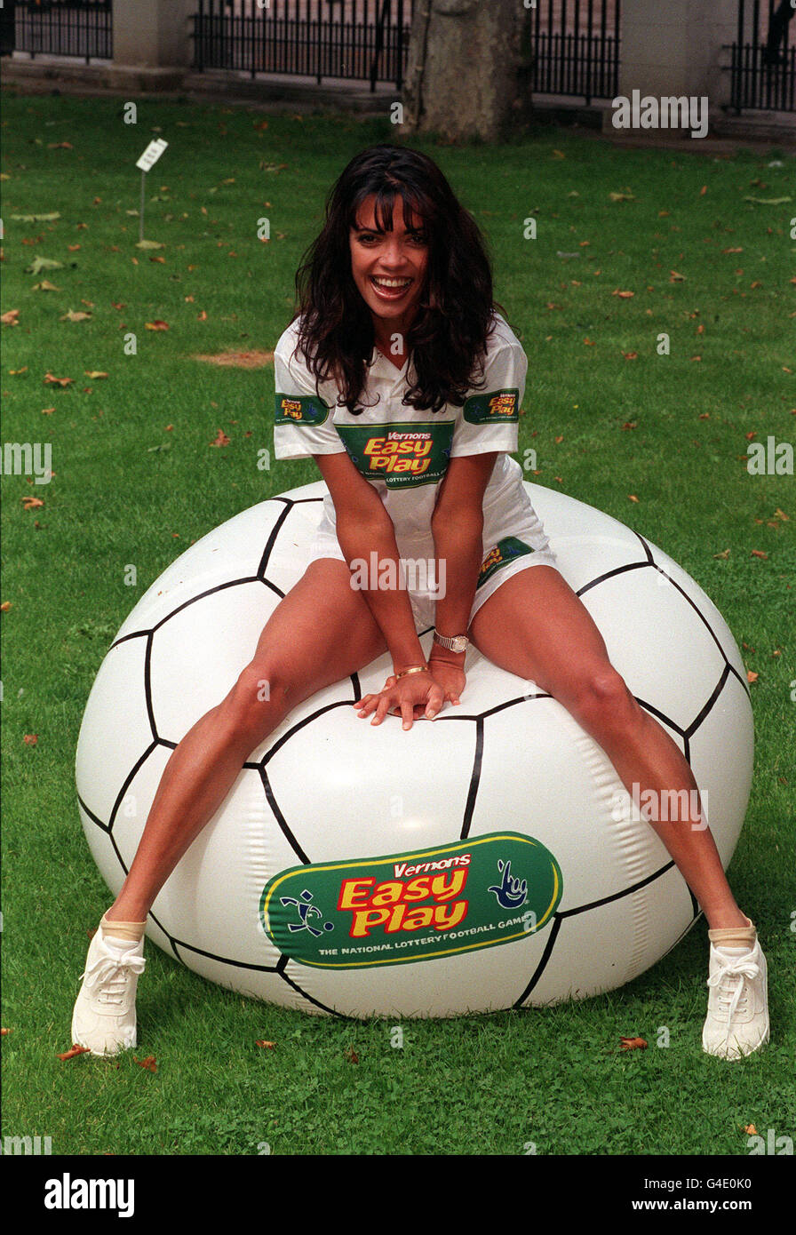 PA NEWS PHOTO 23/7/98 présentateur de télévision Jenny Powell au Vernons Loteries Ltd annonce d'un nouveau jeu national de football de loterie. Banque D'Images