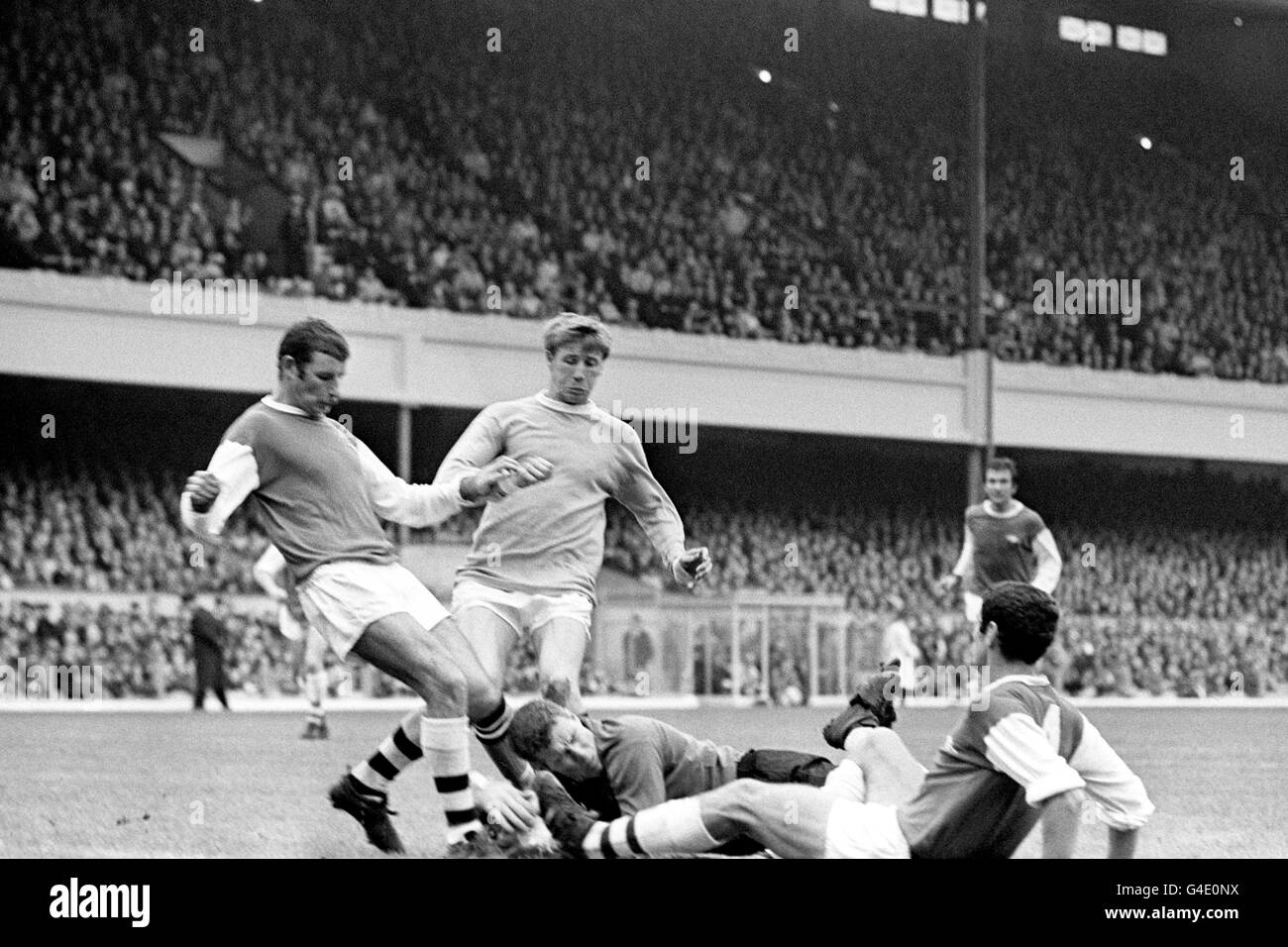 Le gardien d'arsenal Jim Furnell rassemble le ballon sous la pression des coéquipiers Terry Neill (l), Frank McLintock (r) et Colin Bell (c) de Manchester City. Banque D'Images