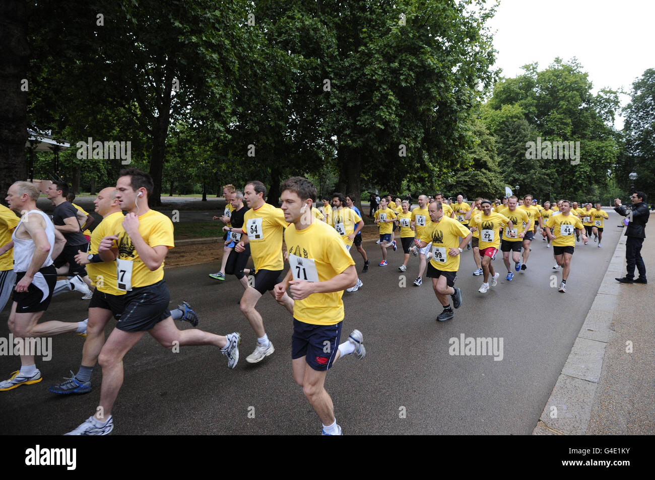 Les coureurs de Hyde Park, Londres, prennent part au Hilton dans le Mayfair Park and Tower Race de la Community Foundation pour recueillir des fonds pour Galvin's chance, un programme d'apprentissage en cours. Banque D'Images