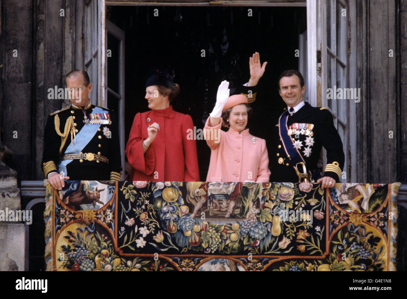 La reine Elizabeth II (en rose) avec le duc d'Édimbourg (à gauche), la reine Margrethe du Danemark et son mari le prince Henrik, se délassent du balcon du palais Amalienborg à Copenhague. Banque D'Images