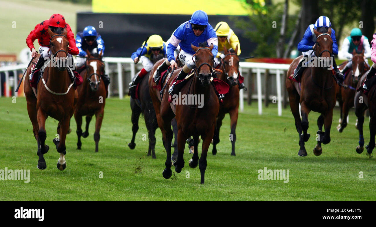 L'instance de William Buick remporte le Piper-Heidsieck Champagne Irish E.B.F. Les enjeux handicap de fililies lors du festival de juillet à l'hippodrome de Newmarket. Banque D'Images