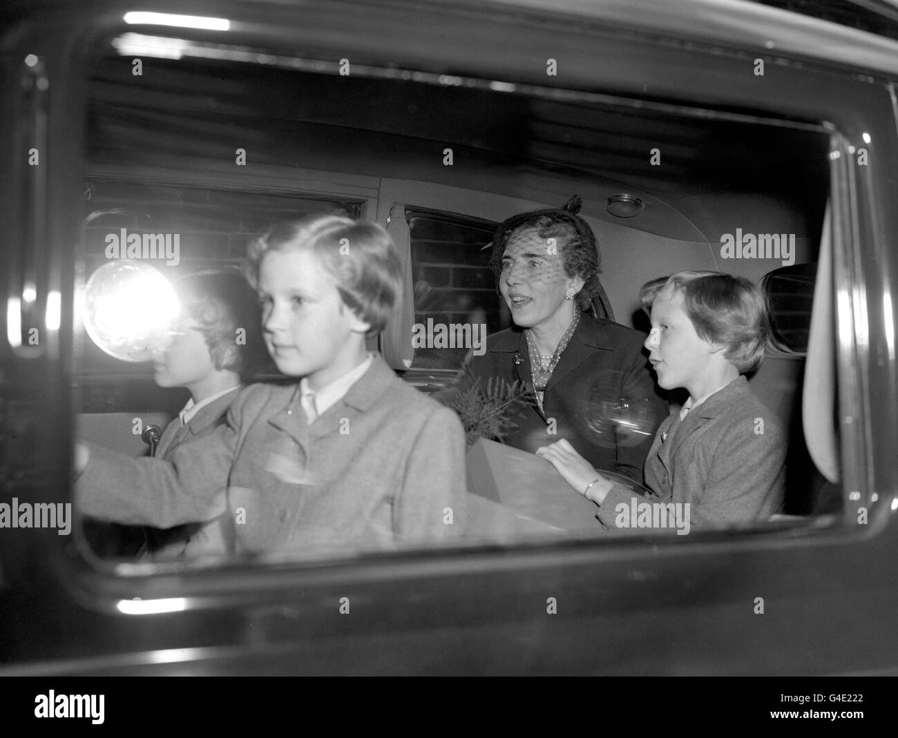 La reine Ingrid du Danemark avec ses trois filles quittant la gare de Liverpool Street Station à Londres, en Angleterre. C'est la première fois qu'elle emmène ses trois filles hors de Scandinavie Banque D'Images