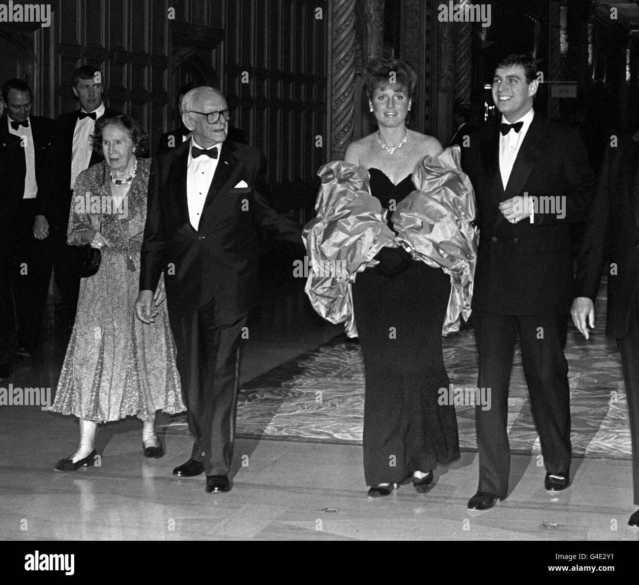 Le duc et la duchesse de York et le Dr Armand Hammer et sa femme Frances arrivent à un bal étoilé à l'hôtel Biltmore de Los Angeles.Le Dr Hammer, millionnaire américain du pétrole, a été l'hôte de la soirée où les billets coûtent 1000 $. Banque D'Images