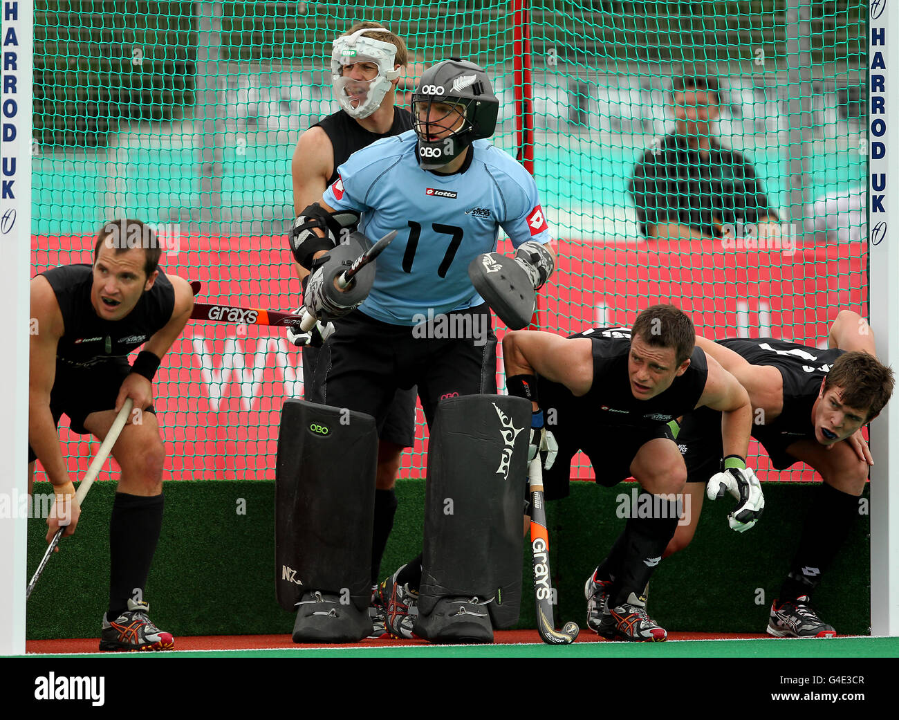 Les joueurs de la Nouvelle-Zélande défendent un coin de la Corée lors de leur match de la coupe de Londres 2011, qui s'est tenue au terrain de sports Memorial de l'Université de Westminster Quintin Hogg à Londres Banque D'Images