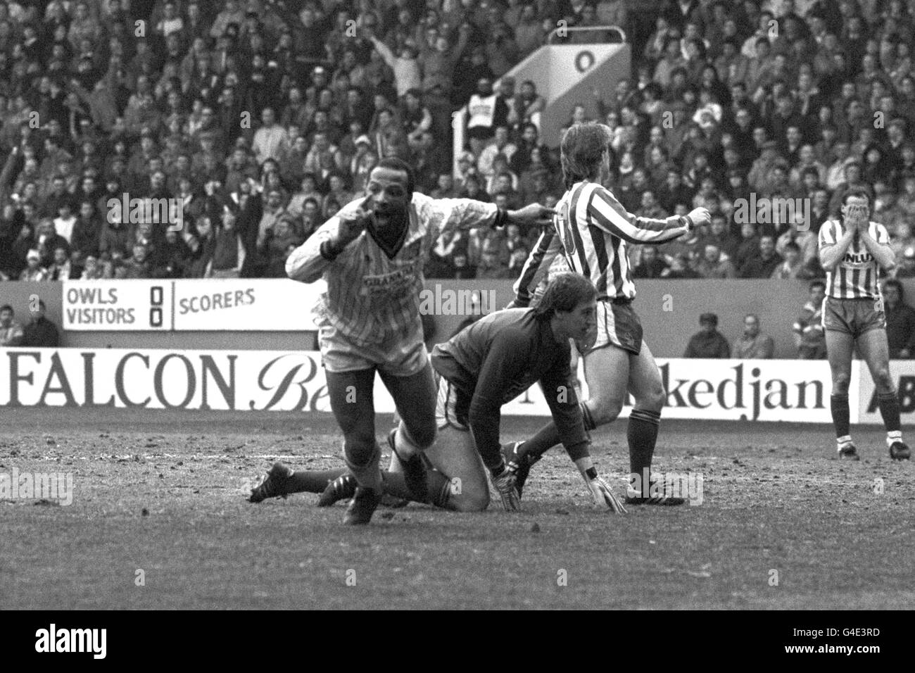 Cyrille Regis de Coventry City se transforme en fête après avoir marqué l'un des objectifs qui les placerait dans la demi-finale de la coupe FA pour la première fois de leur histoire. Banque D'Images