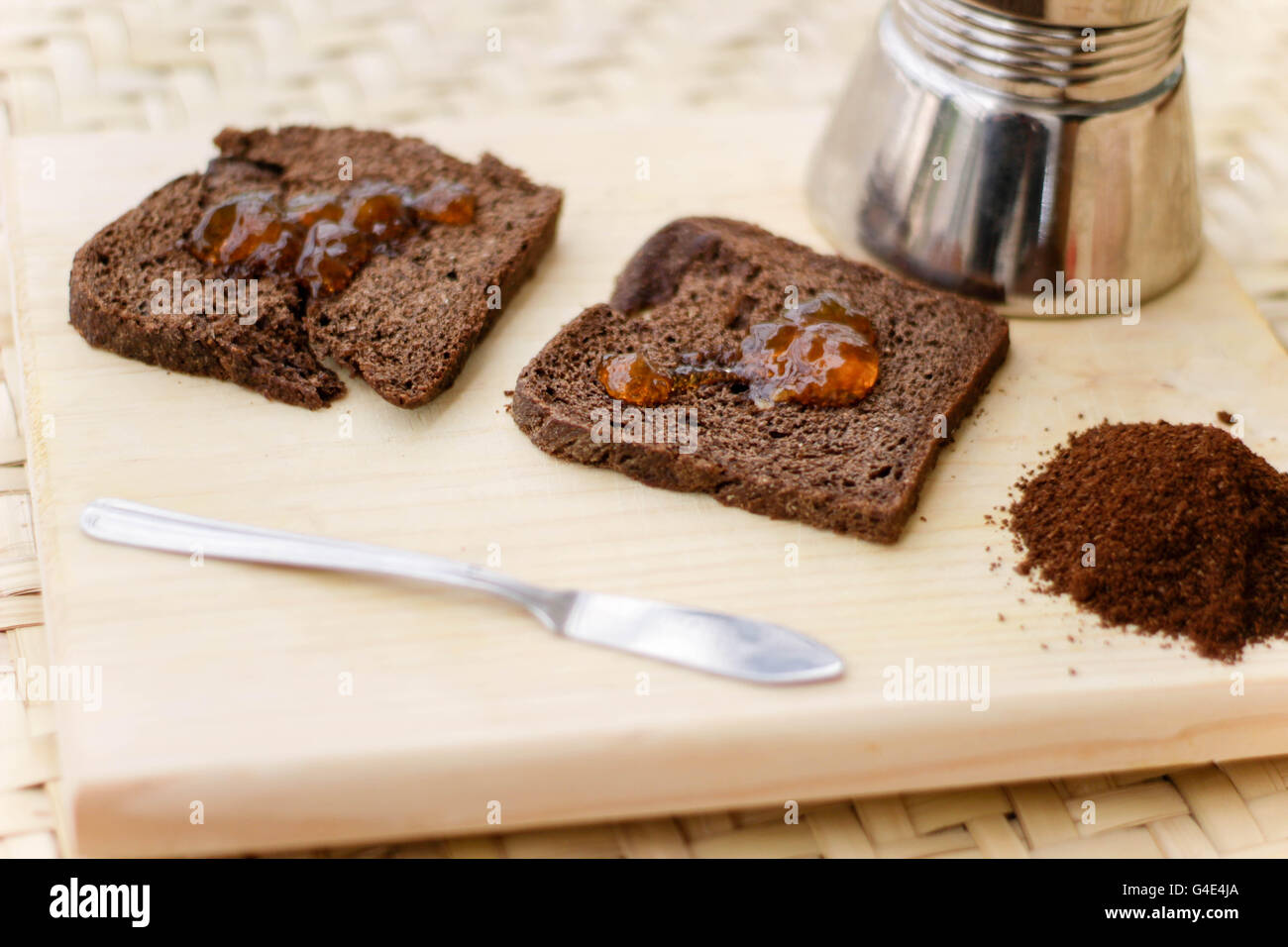 Photographie d'une tranche de pain avec confiture et d'autres ingrédients Banque D'Images