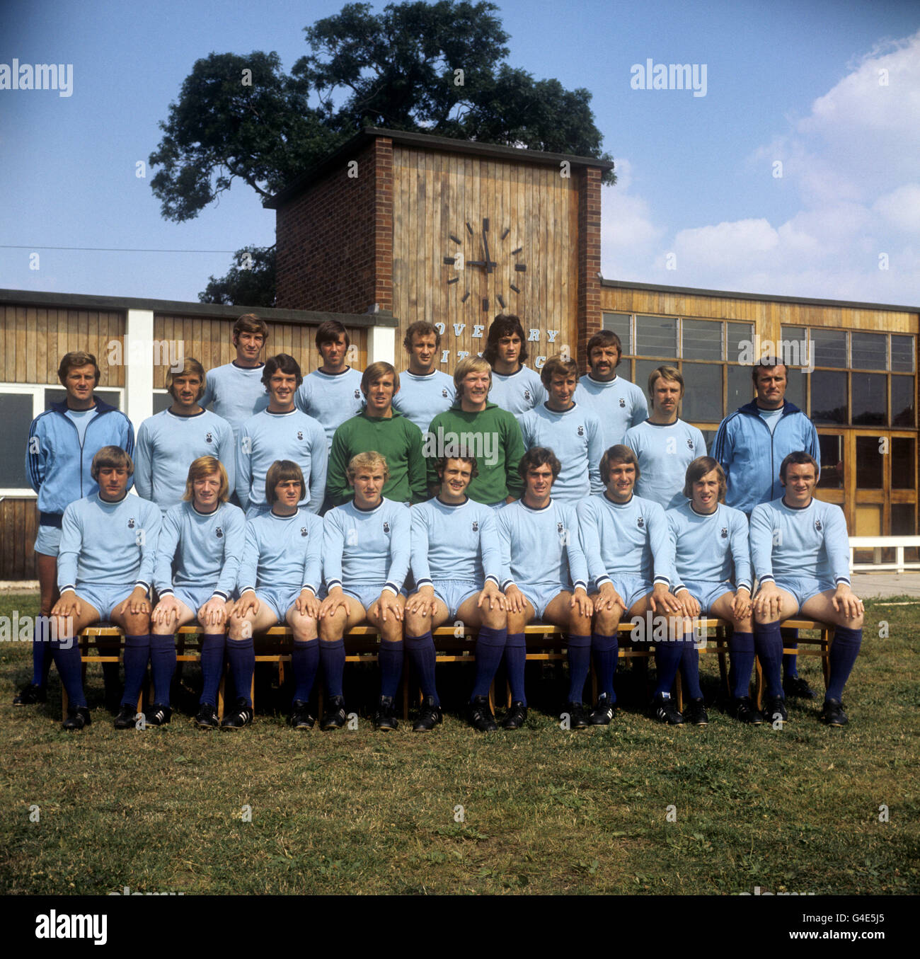 L'équipe de Coventry City pour la saison 1971-72.(Rangée arrière l-r) Geoff Strong, Mick Coop, Brain Hill, Dennis Mortimer et Ernie Hunt.(rangée du milieu l-r) Bill Asprey (formateur), Brian Joicey, Billy Rafferty, Bill Glazier, Eric McManus,Chris Cattlin, Bobby Parker et Noel Cantwell (directeur).(Première rangée l-r) Ernie Machin, Willie Carr, Quintin Young, David Clements, Jeffrey Blockley,John O'Rouke, Wilf Smith, Brian Alderson et Roy Barry. Banque D'Images