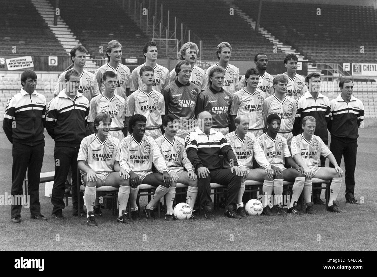 L'équipe de Coventry City pour la saison 1987-88.(Rangée arrière l-r) Trevor Peake, Graham Rodger, Keith Houchen, Brian Kilcline, Kevan Smith,Cyrille Regis et Paul Culpin.(2e au 2e) Mike Coop (entraîneur d'équipe de jeunes), Neil Sillett (physiothérapeute adjoint), Brian Borrows, Steve Sedgley, Steve Ogrizovic, Jake Findlay,Nick Pickering, Martin Lane, Mick Kearns (entraîneur de l'équipe de réserve) et George Dalton (physiothérapeute).(Avant) David Phillips, Dave Bennett, Michael Gynn, John Sillett (gestionnaire d'équipe), Greg Downs, Lloyd McGrath et Davis Speedie. Banque D'Images