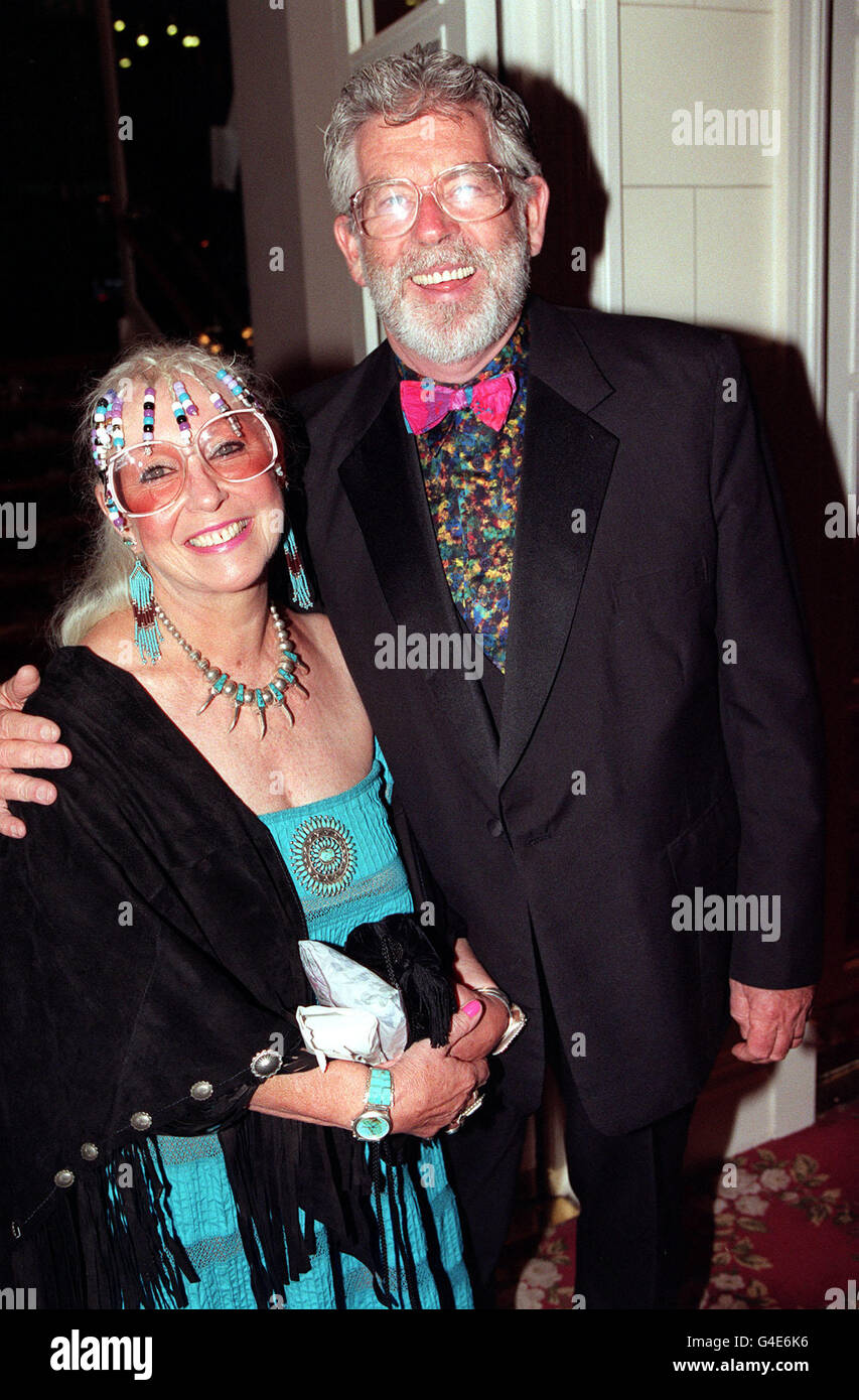 ROLF HARRIS, LA PERSONNALITÉ DE LA TÉLÉVISION, AVEC SA FEMME ALWEN, LORS DES PRIX RAPIDES DE LA TÉLÉVISION À L'HÔTEL GROSVENOR HOUSE DE LONDRES. Banque D'Images