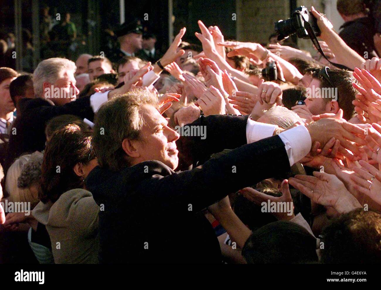 Le Premier ministre britannique Tony Blair, Foreground, et le président américain Bill Clinton saluent les foules qui avaient attendu des rencontrer à Omagh, en Irlande du Nord.La ville a été le théâtre d'un attentat terroriste le 15 août 1998, au cours duquel 28 personnes ont perdu la vie et plus de 200 ont été blessées. Banque D'Images