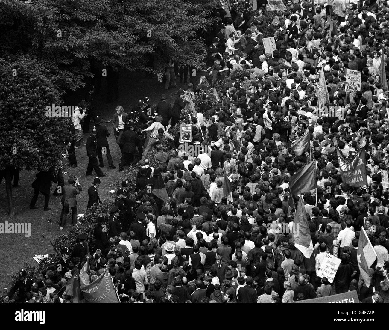 LES MANIFESTANTS LUTTENT CONTRE LA POLICE ALORS QUE LA FOULE TRAVERSE LA PLACE GROSVENOR, LONDRES, LORS DE LA MANIFESTATION DE SOLIDARITÉ AVEC LA MARCHE DU VIETNAM À L'AMBASSADE AMÉRICAINE QUI A SUIVI UN RASSEMBLEMENT SUR LA PLACE TRAFALGAR Banque D'Images