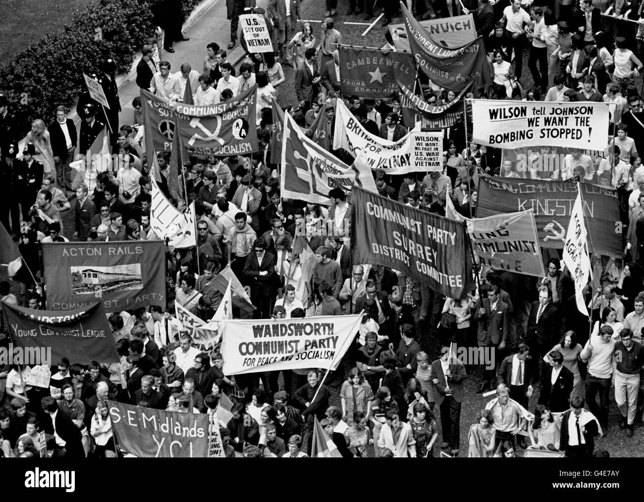 DES MANIFESTANTS SE SONT EMPRESSÉ SUR LA PLACE GROSVENOR, LONDRES, LORS DE LA MARCHE DE SOLIDARITÉ AVEC LE VIETNAM À L'AMBASSADE AMÉRICAINE QUI A SUIVI UN RASSEMBLEMENT SUR LA PLACE TRAFALGAR Banque D'Images