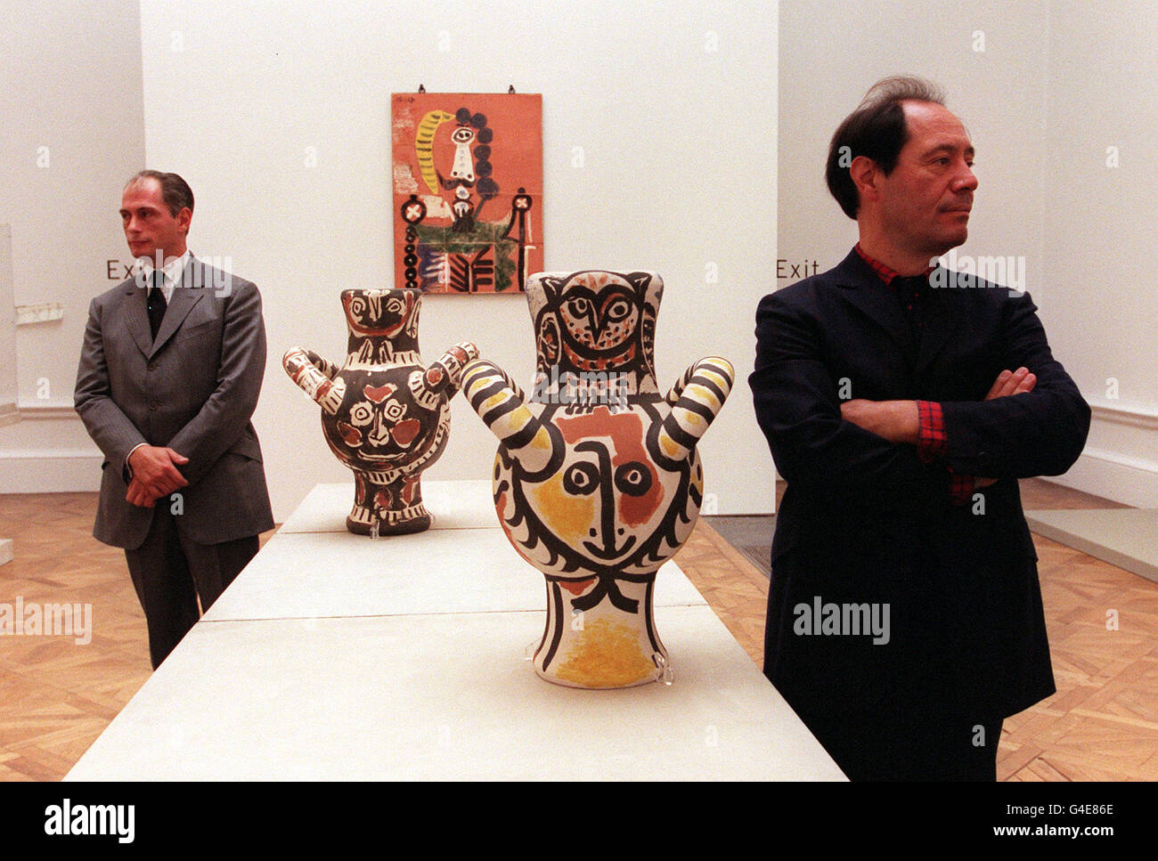 Claude Picasso (à droite) et Bernard Ruiz Picasso, fils et petit-fils de Pablo Picasso, ont surmarin aujourd'hui (lundi) l'installation des céramiques Picasso à l'Académie royale de Londres avant l'ouverture du spectacle le 17 septembre. L'exposition parrainée par Goldman Sachs comprend 174 pièces uniques dont beaucoup n'ont pas été vues auparavant. Les céramiques présentées sont Owl et tête d'un faun, 3 février 1961 (avant ) et Owl et tête d'un faun 9 mars 1961. Photo par Rebecca Naden /PA Banque D'Images