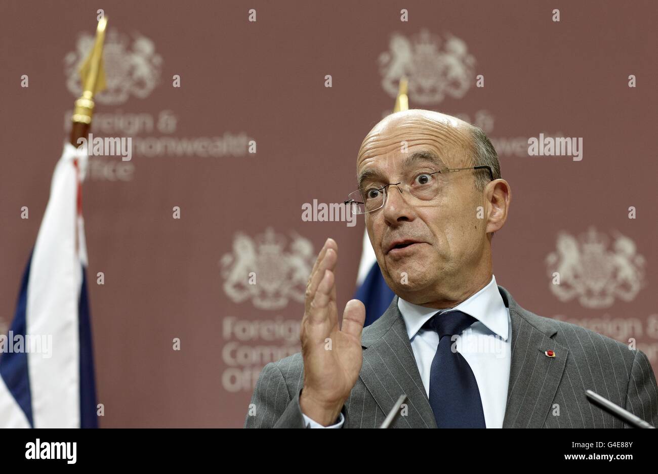 Le ministre français des Affaires étrangères Alain Juppe s'est adresque aux médias pendant son discours avec son homologue britannique William Hague (non illustré) à Londres. Banque D'Images