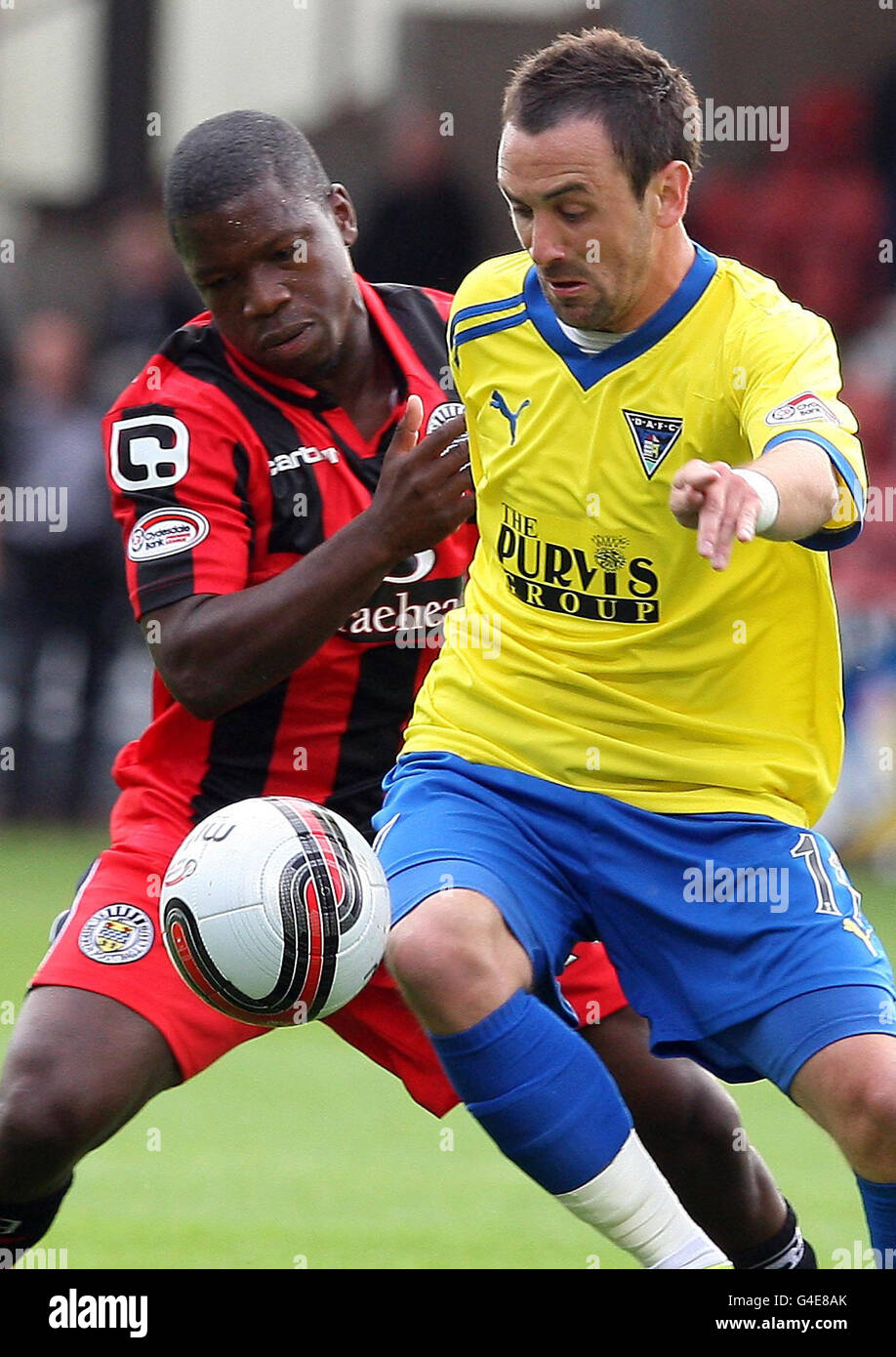 David Graham (à droite) de Dunfermline Athletic détient Nigel Hasselbaink de St Mirren lors du match de la première ligue écossaise de la Clydesdale Bank à East End Park, Fife. Banque D'Images