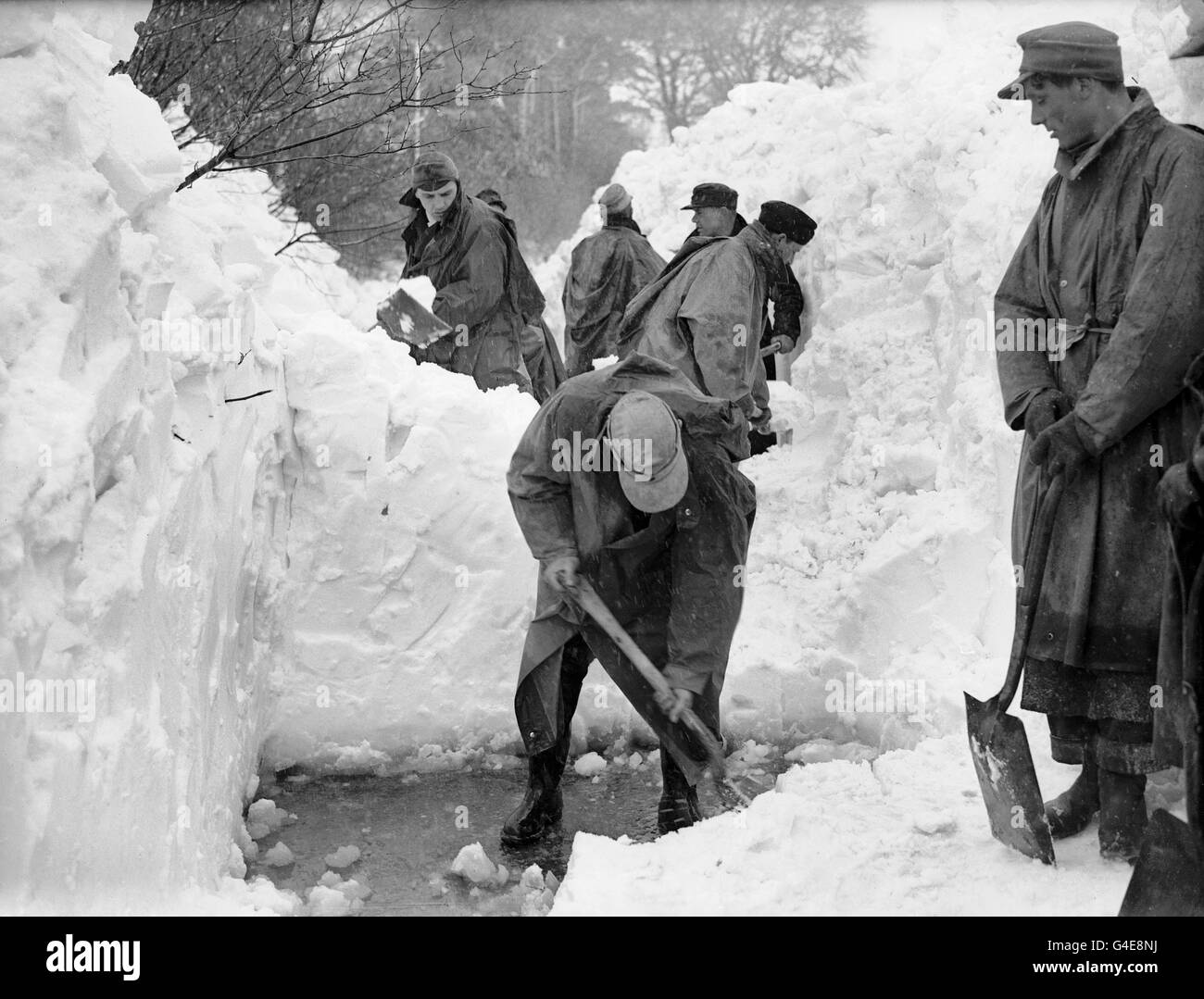 Les prisonniers de guerre allemands se précipitant dans des dérives de neige de huit à dix pieds de profondeur, sur la route de Folkestone à Paddlesworth, dans le Kent, où les villageois avaient été isolés. Banque D'Images