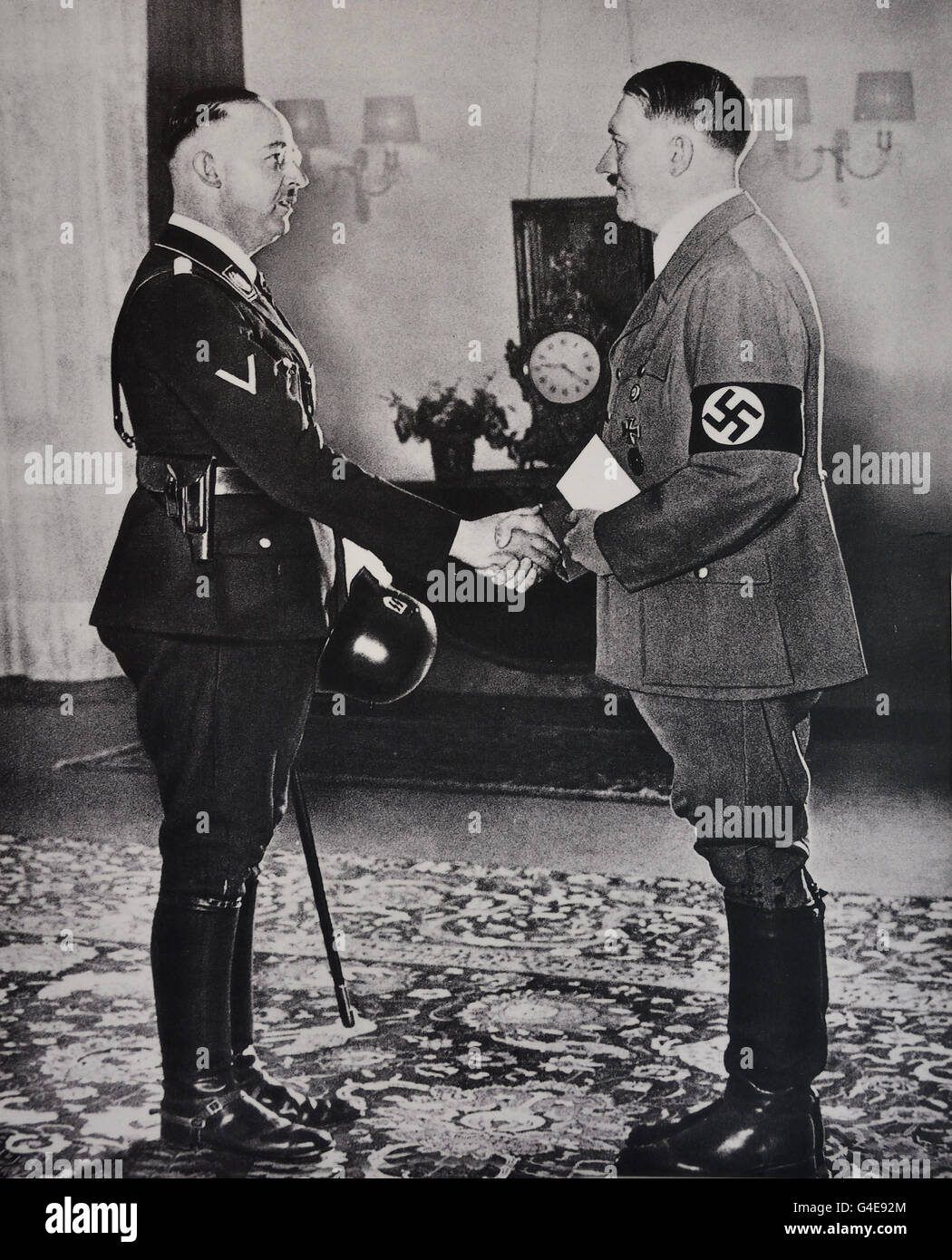 Adolf Hitler présente Heinrich Himmler avec son investiture en tant que certificat chef SS du Reich et chef de la police allemande au ministère de l'intérieur du Reich Berlin 17 juin 1936 ( Topographie de la terreur sur le site du musée historique de l'ancien quartier général de la Gestapo ) Berlin Allemagne Banque D'Images