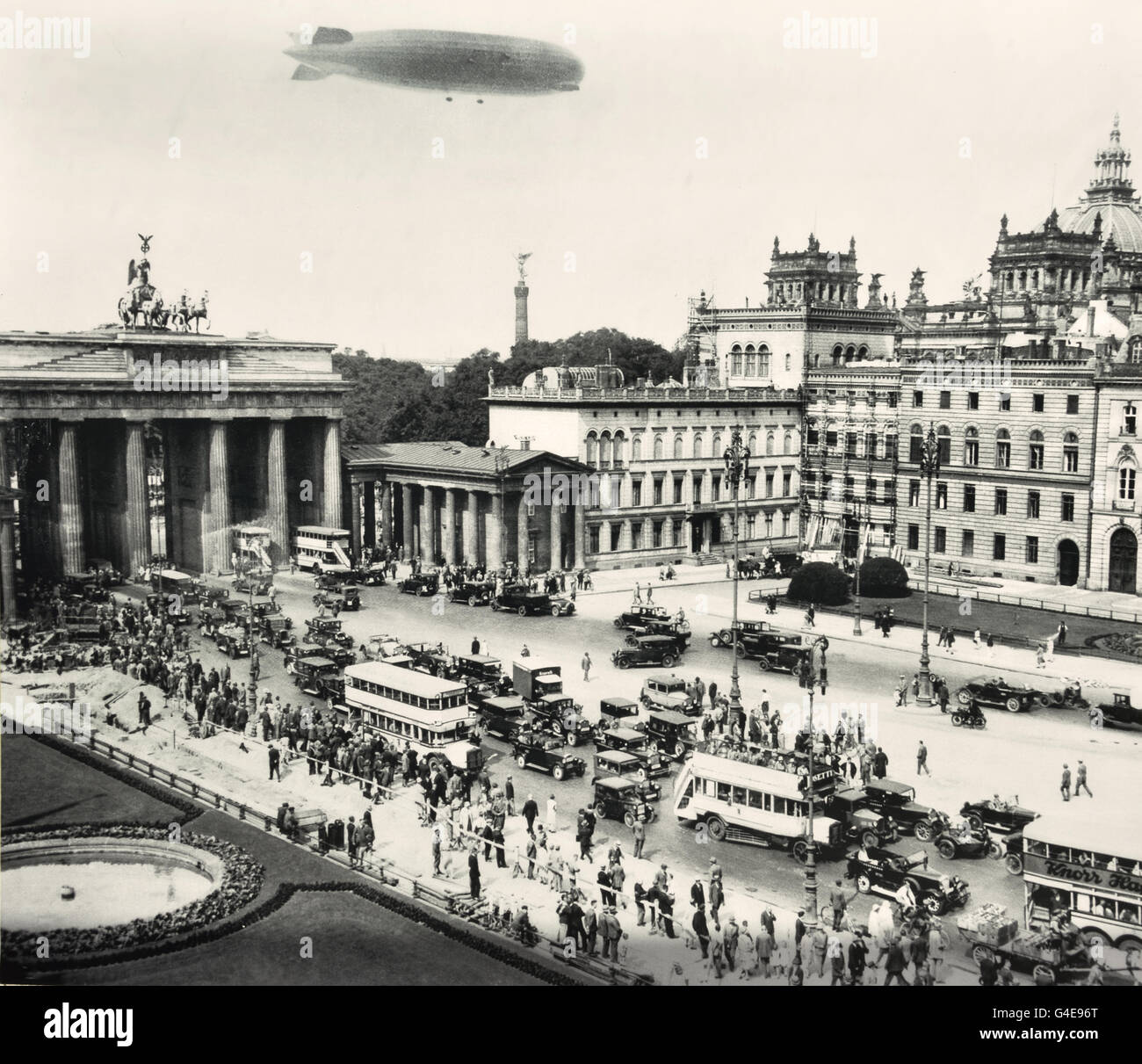 Graf Zeppelin airship sur la porte de Brandebourg 1929 Topographie de la terreur sur le site du musée historique de l'ancien quartier général de la Gestapo à Berlin Allemagne Banque D'Images
