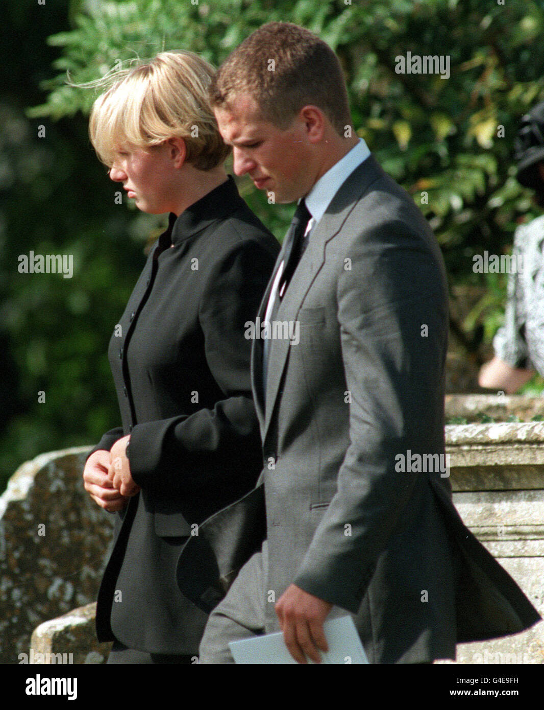PA NEWS PHOTO 18/9/98 ZARA ET PETER PHILLIPS, AUX FUNÉRAILLES DE LEUR GRAND-PÈRE, LE MAJOR PETER PHILLIPS, À L'ÉGLISE SAINT-PIERRE ET SAINT-PAUL, DANS LE VILLAGE DE LA GRANDE SOMERFORD, WILTSHIRE. Banque D'Images
