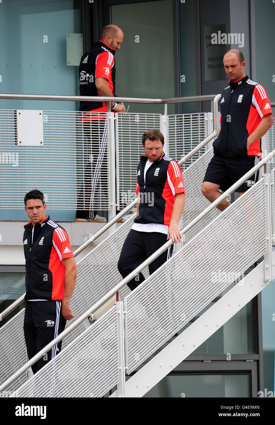 Kevin Pietersen (à gauche), Ian Bell, Jonathan Trott (à droite) et Matt Prior (en haut) lors d'une session de filets au National Cricket Performance Centre, Loughborough. Banque D'Images