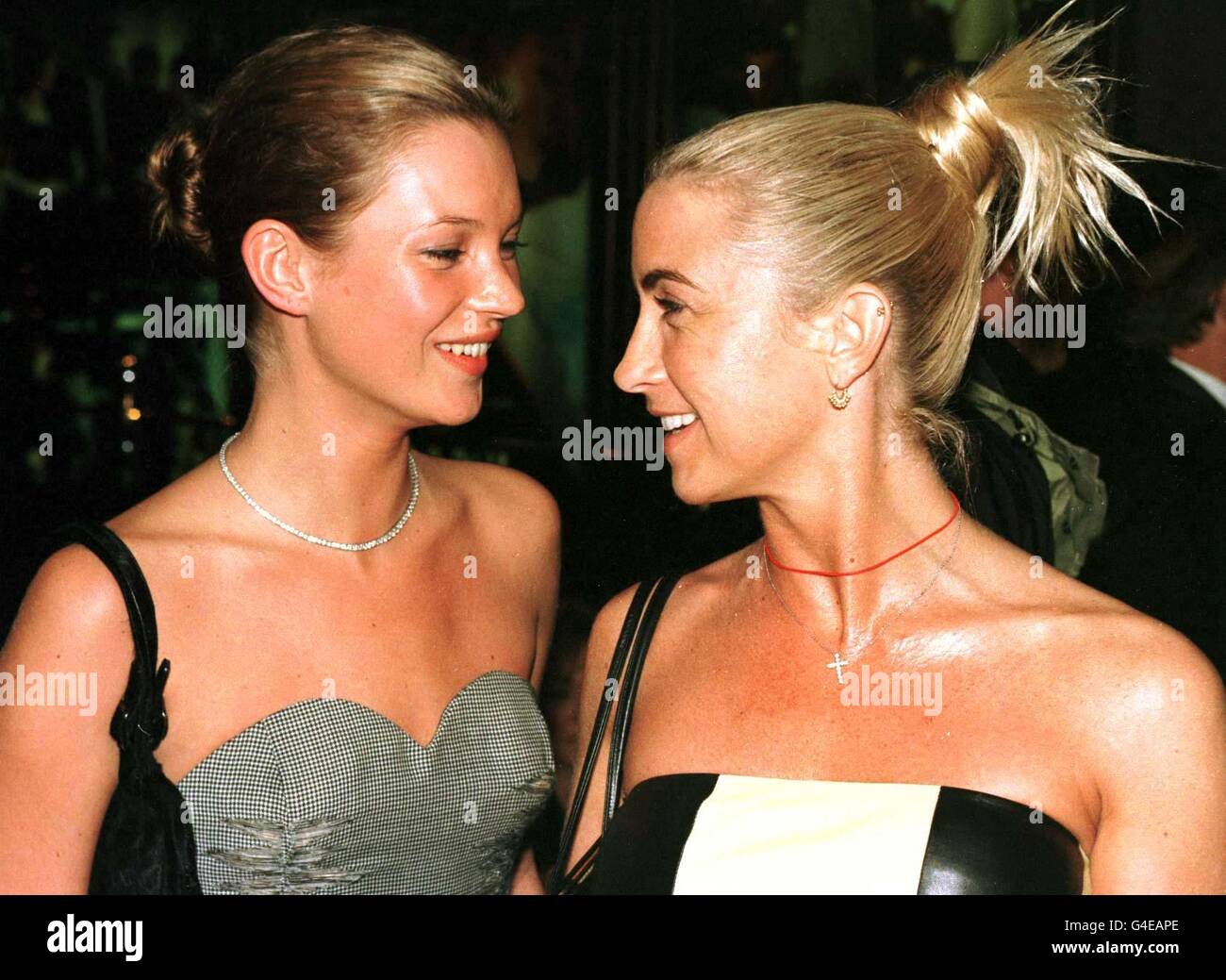 Model Kate Moss (L) et Meg Mathews, épouse de Noel, membre d'Oasis, à la première royale du film Titanic à l'Odeon Leicester Square, Londres. Banque D'Images