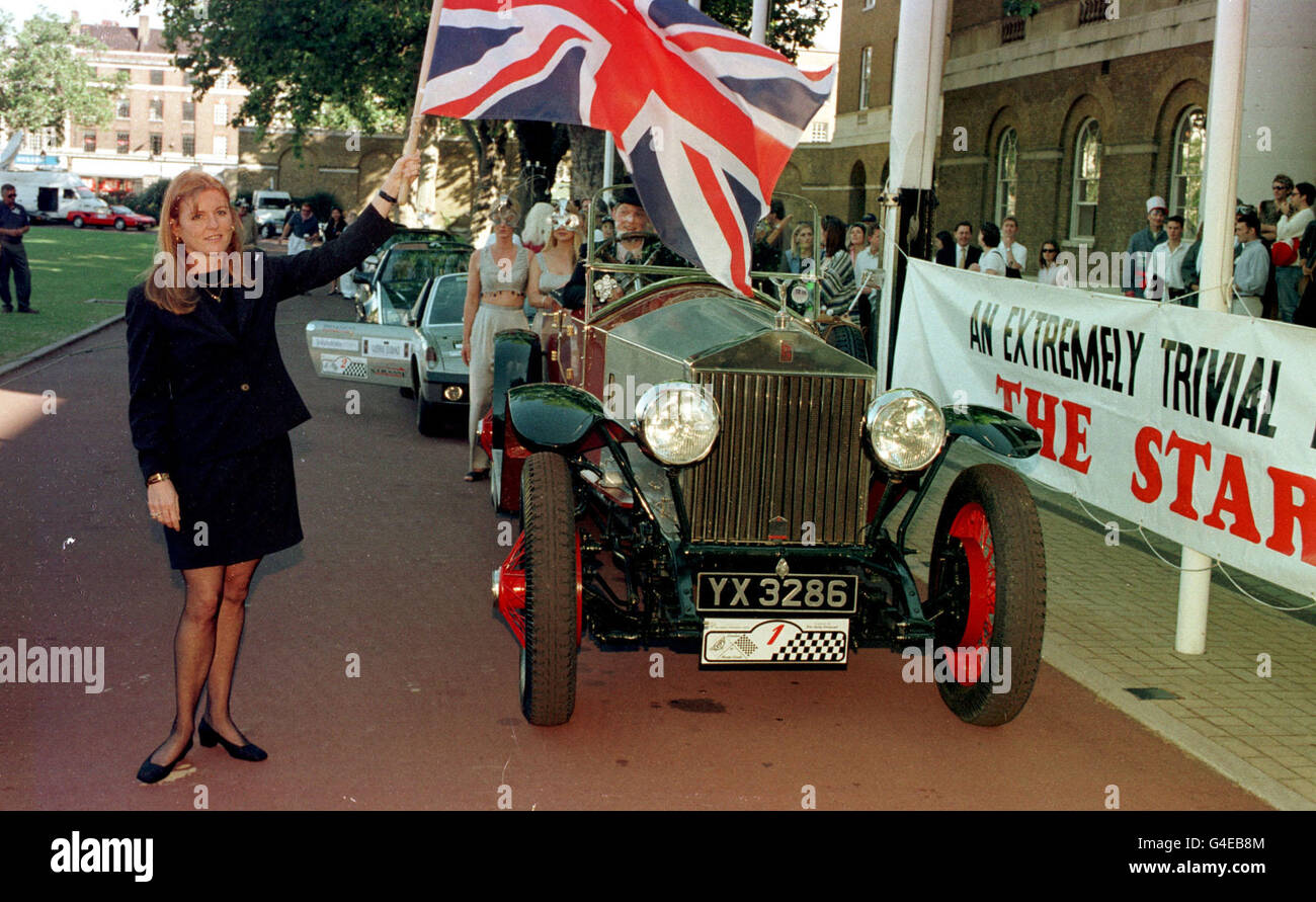 PA NEWS PHOTO 20/7/98 LA DUCHESSE DE YORK COMMENCE LA CHASSE AU TRÉSOR ANNUELLE DU RALLYE LONDRES-MONTE CARLO, AVEC UN FANTÔME DE 1926 ROLLS ROYCE DANS LA CASERNE DU DUC D'YORK À CHELSEA Banque D'Images