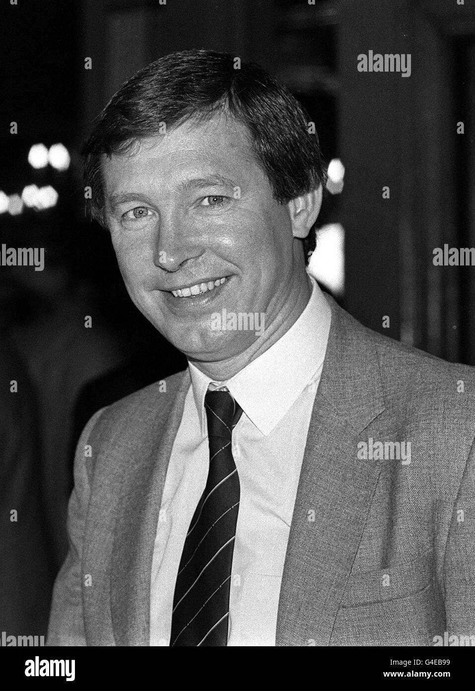 PA NEWS PHOTO 7/11/83 ABERDEEN F.C. ALEX FERGUSON, MANAGER AU CAFÉ ROYAL, LONDRES AVEC ANCIEN Liverpool F.C. MANAGER BOB PAISLEY QUI A ÉTÉ NOMMÉ BELL'S SCOTCH WHISKY MANAGER DE L'ANNÉE POUR QU'UN DOSSIER SIX FOIS EN HUIT SAISONS. Banque D'Images PA NEWS PHOTO 7/11/83 ABERDEEN F.C. ALEX FERGUSON, MANAGER AU CAFÉ ROYAL, LONDRES AVEC ANCIEN Liverpool F.C. MANAGER BOB PAISLEY QUI A ÉTÉ NOMMÉ BELL'S SCOTCH WHISKY MANAGER DE L'ANNÉE POUR QU'UN DOSSIER SIX FOIS EN HUIT SAISONS. Banque D'Images