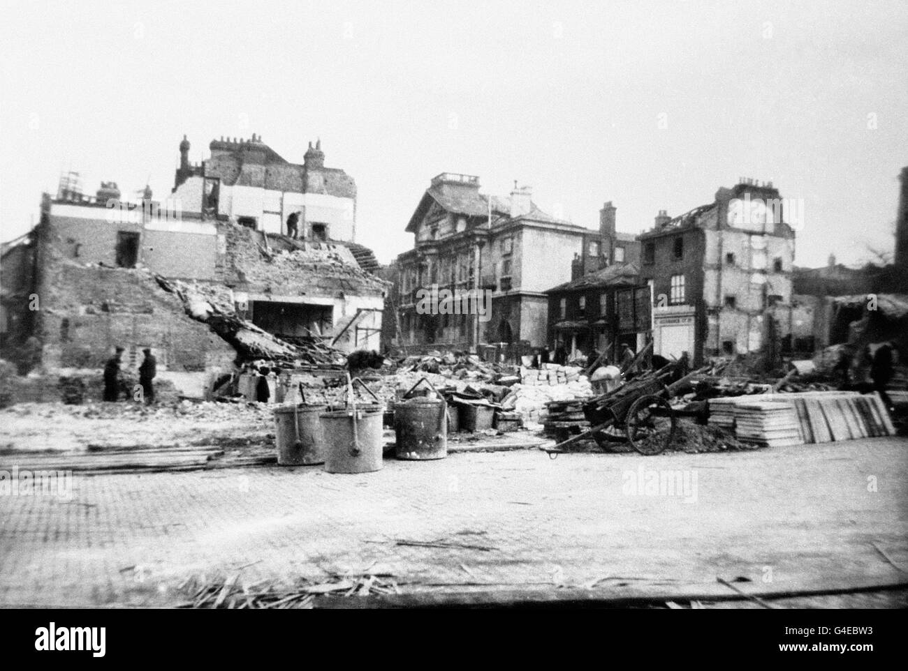 PA NEWS PHOTO NOVEMBRE 1944 Scène de dévastation APRÈS UNE FUSÉE ALLEMANDE V2 EST TOMBÉ SUR WOOLWORTHS ET AUTRES MAGASINS DE NEW CROSS, Londres, tuant 160 personnes et blessant gravement 108 Autres Banque D'Images