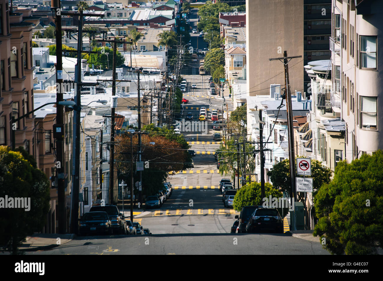 Vue sur une rue en pente, à San Francisco, Californie. Banque D'Images
