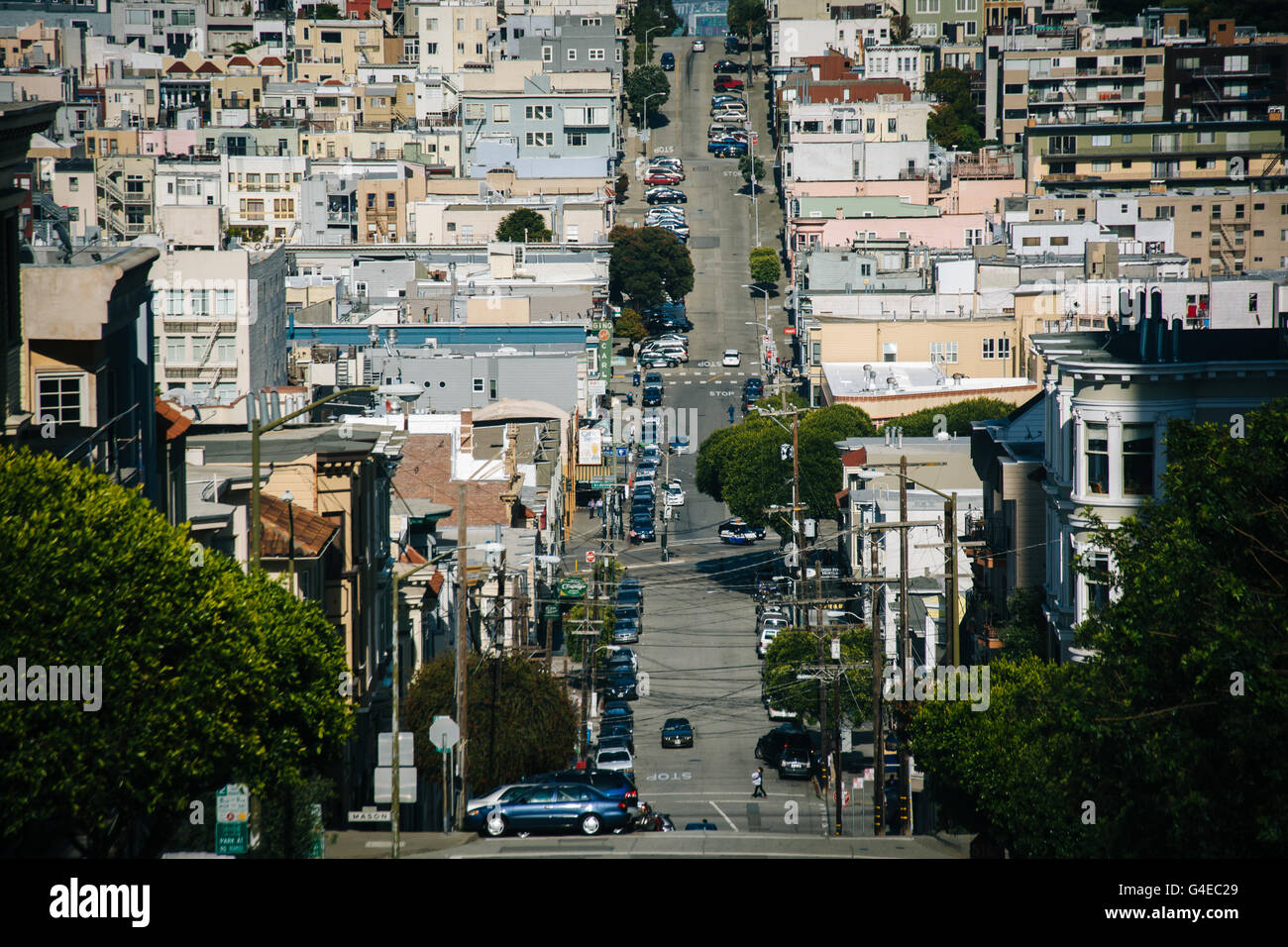 Vue sur une rue en pente, à San Francisco, Californie. Banque D'Images