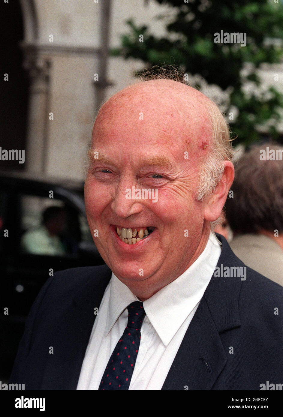 Un large sourire de Dennis Bentley, frère de Derek Bentley qui a été pendu  il y a 45 ans, devant la High court de Londres, ce matin.La Cour d'appel a  annulé aujourd'hui