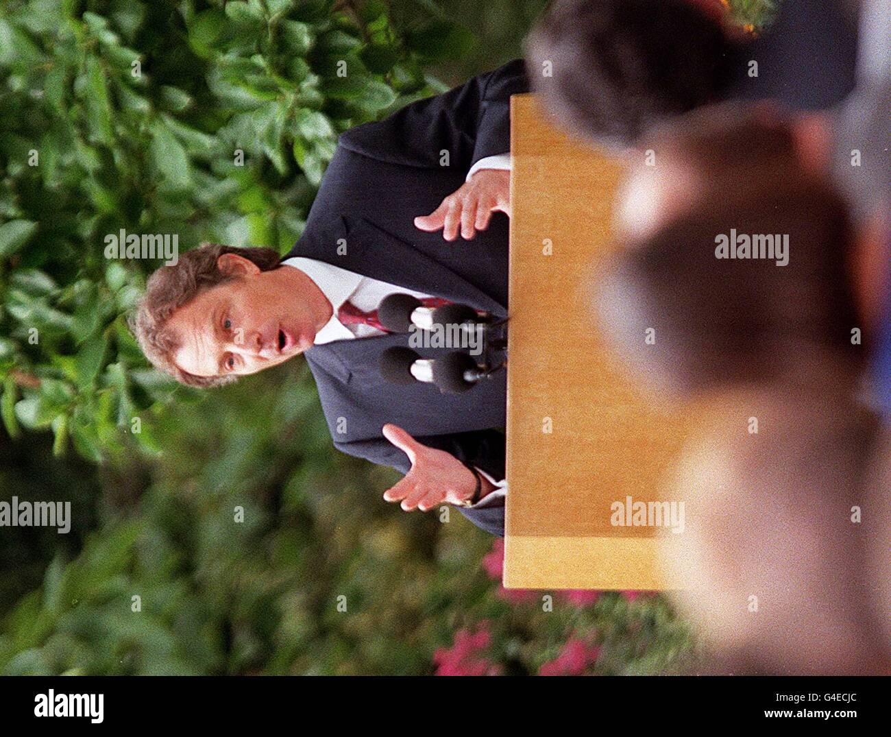 Le Premier ministre Tony Blair remet aujourd'hui (jeudi) son rapport annuel aux députés du jardin de roses de la rue Downing. Blair a promis aux électeurs britanniques que le gouvernement tirait les leçons des erreurs commises lors de sa première année de mandat. REUTERS ROTA/photo de Kieran Doherty REUTERS Banque D'Images