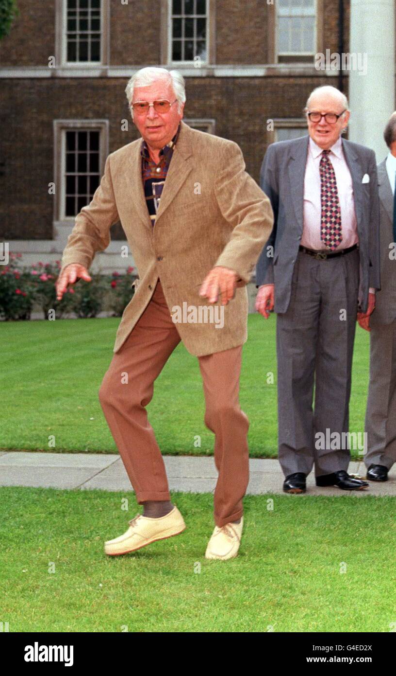 PA NEWS 31/7/98 POUR MARQUER LE 30E ANNIVERSAIRE DE LA PREMIÈRE DIFFUSION DE L'EXPOSITION DE COMÉDIE VINTAGE 'DAD' de l'armée, l'ACTEUR CLIVE DUNN S'EST JOINT À UNE RÉUNION EN FONTE À L'Imperial War Museum pour coïncider AVEC LA SORTIE DE NOUVELLES BANDES AUDIO, BBC 2, PREMIÈRE SÉRIE ET UNE RÉPÉTITION DE L'ARMÉE SIGNÉE 'DAD' enveloppe premier jour. Banque D'Images