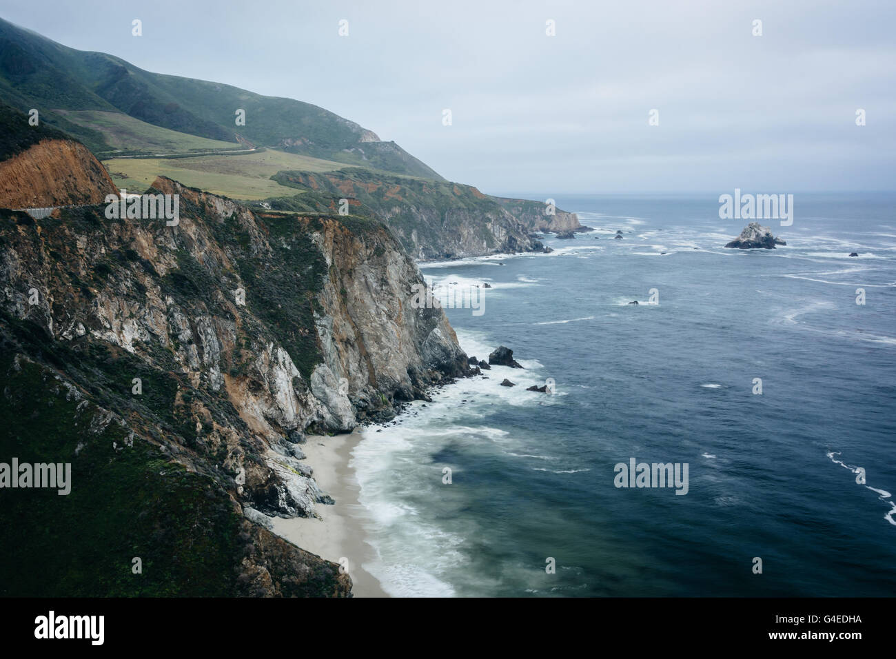 Vue sur la côte rocheuse du Pacifique sur un jour nuageux dans la région de Big Sur, en Californie. Banque D'Images