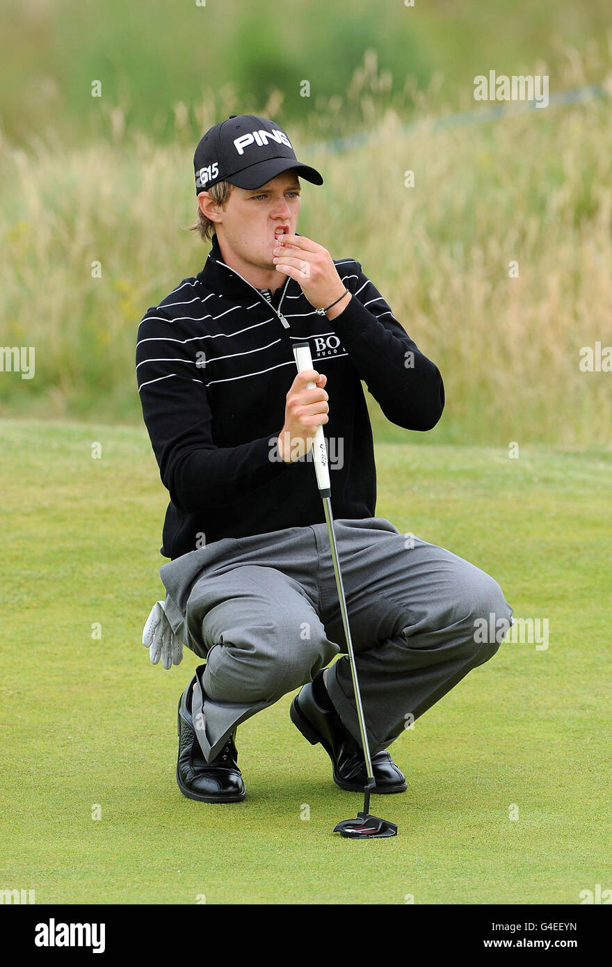 Tom Lewis d'Angleterre fait la queue sur le huitième green lors de la première manche du Championnat d'Open 2011 au Royal St George's, Sandwich. Banque D'Images