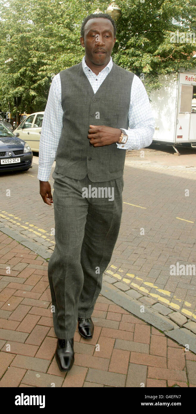 L'ancien sprinter olympique Linford Christie arrive au tribunal de la Couronne d'Aylesbury où il est jugé pour conduite dangereuse. Banque D'Images