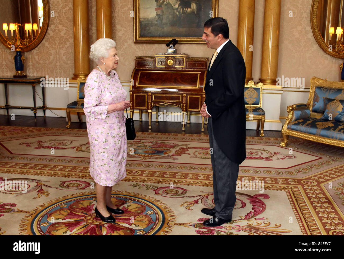 La reine Elizabeth II de Grande-Bretagne reçoit l'ambassadeur de Jordan Mazen Homoud lors d'un audience au Palais de Buckingham à Londres. Banque D'Images